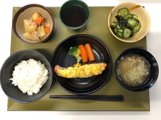 栄養バランスの食事提供