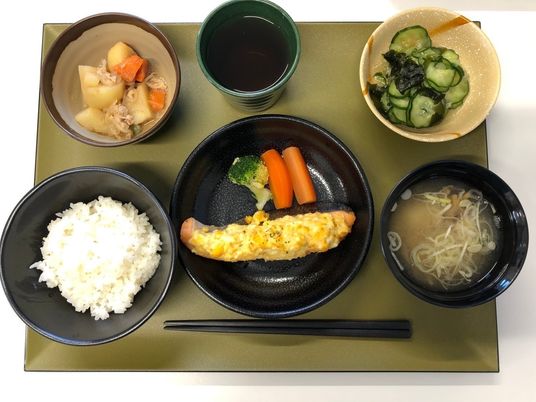 栄養バランスの食事提供