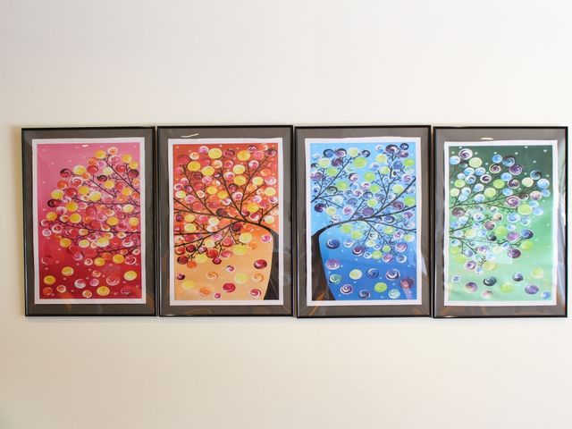 壁に掛けられた四枚の絵 壁に飾られたアート作品 廊下の壁を飾る四季を表す絵画は、訪れる方々に心安らぐ彩りを提供しております。