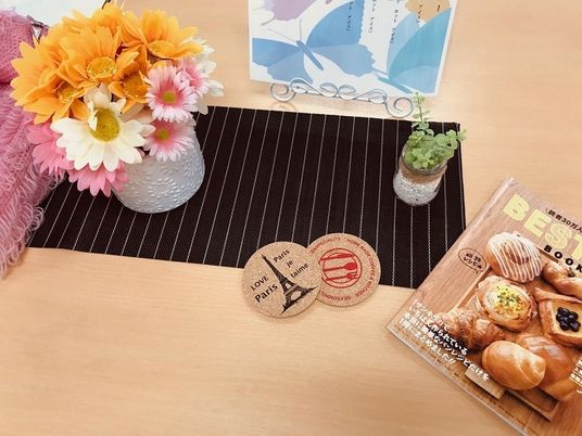 花飾りのあるテーブル  