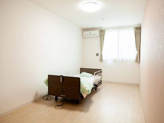 居室の広々とした部屋