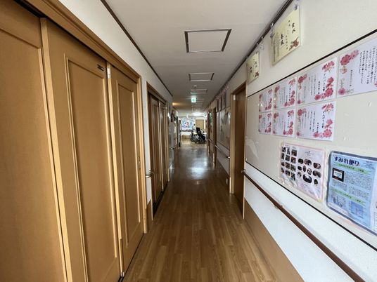 広く清潔な廊下