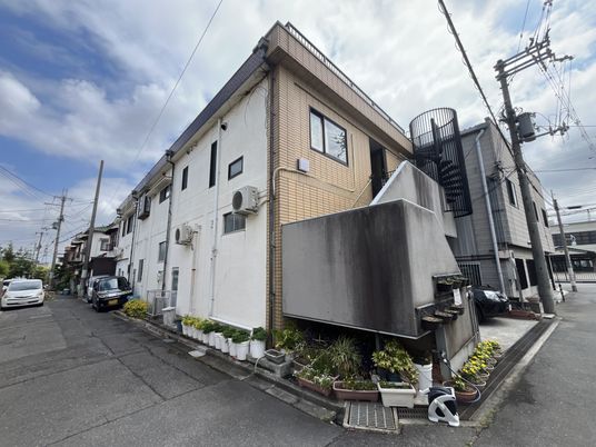 落ち着いた外観の建物