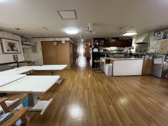明るく広々した食堂