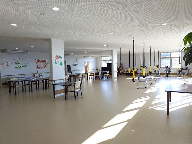 和やかな対話の居住者とスタッフ