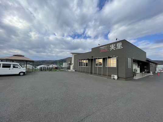 広い駐車場の外観
