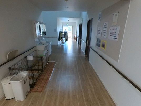 明るい廊下の風景