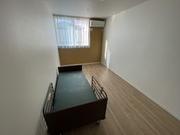 ベッドのあるシンプルな居室