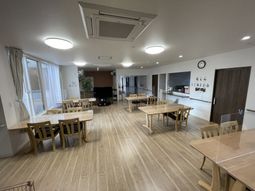 明るい広々とした食堂