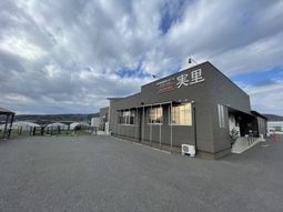 広い敷地と青空の建物外観