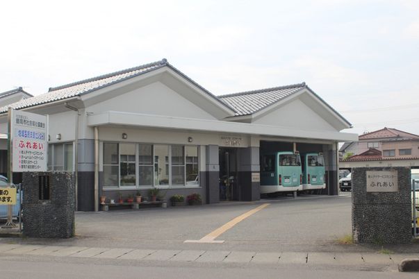 バスが停まる建物のある外観