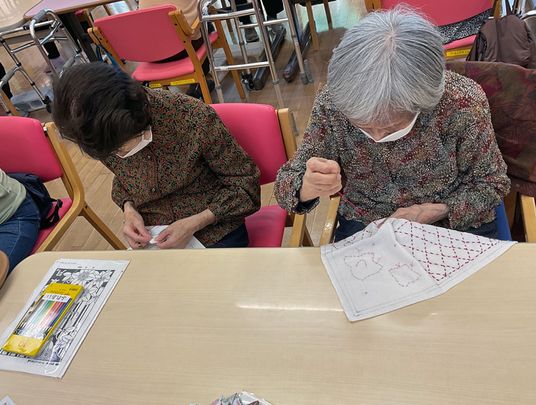 利用者が刺繍を楽しむ様子