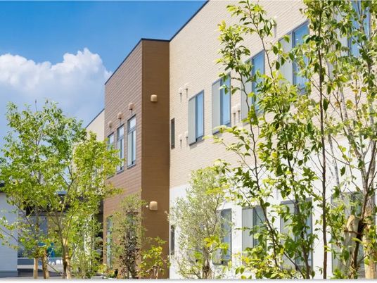建物外観と植栽の様子  