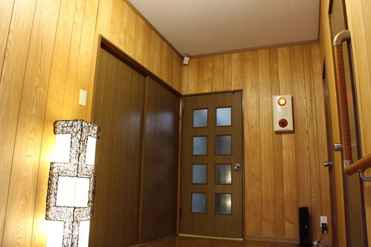 廊下の明るいドア