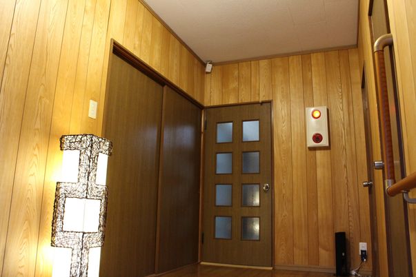 廊下の明るいドア