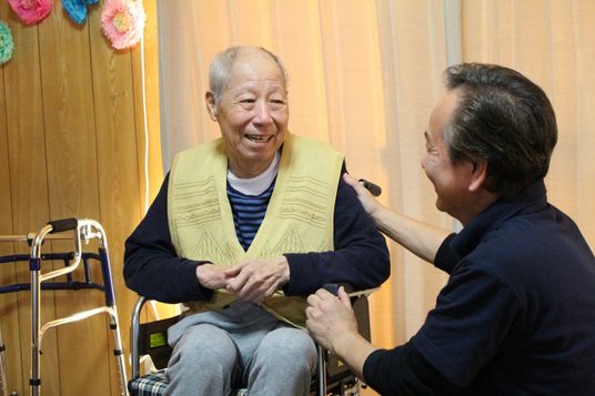 笑顔で会話する二人