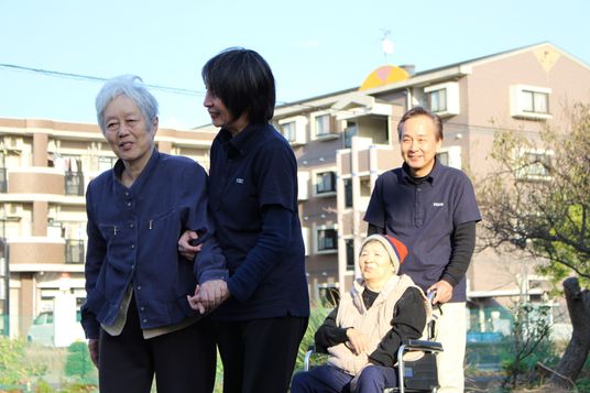 笑顔の人々と中庭