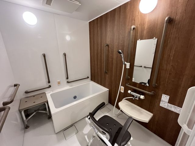 安全な設備の浴室