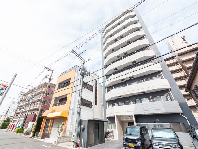 モダンな建物の外観 外観 周囲には高層マンションが並び、アクセスに便利な場所に立地しています。就業する際の利便性が高いでしょう。