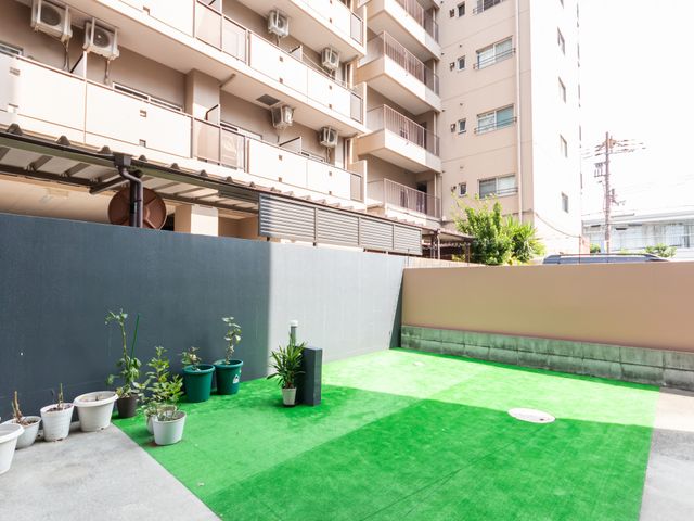 植物のある屋外スペース 庭 日当たりの良い屋外のスペースで、利用者の方が息抜きできる場所になります。