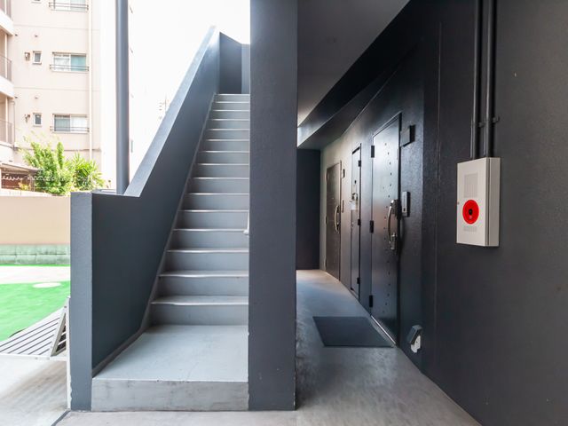 階段付近の廊下 廊下 シンプルで機能的な通路です。階段が設置され、どなたでも利用しやすい設計です。
