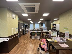 広々とした明るいラウンジ