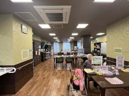 広々とした明るいラウンジ