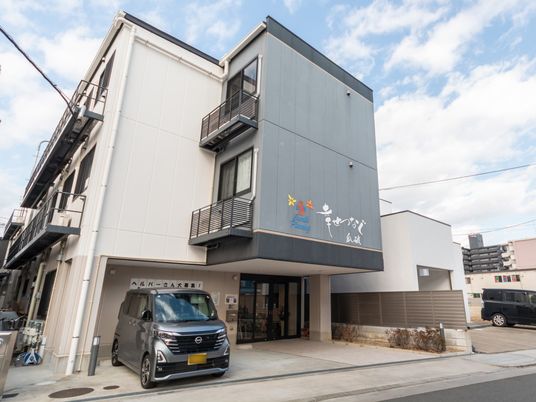 明るい外観の建物