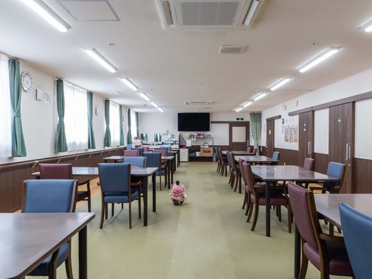 明るい食堂の空間
