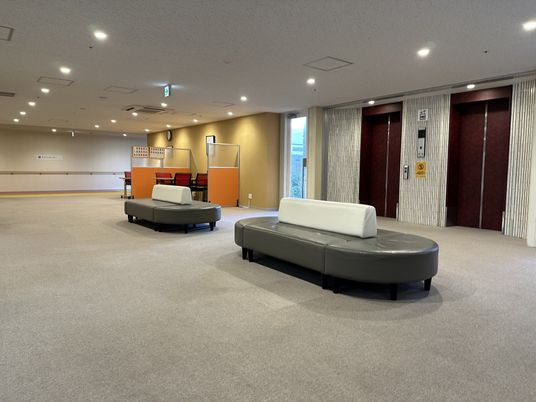 広々としたラウンジ