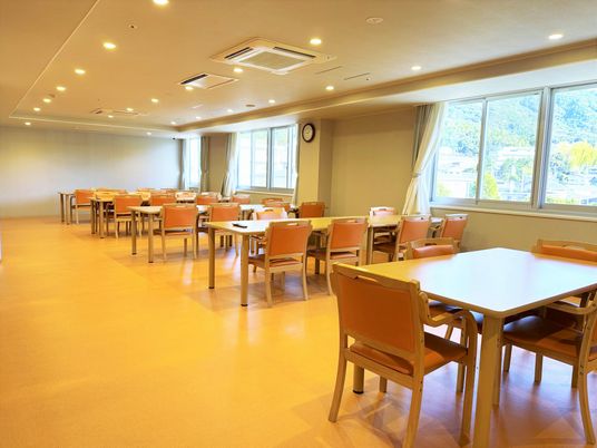 窓際の明るい食堂