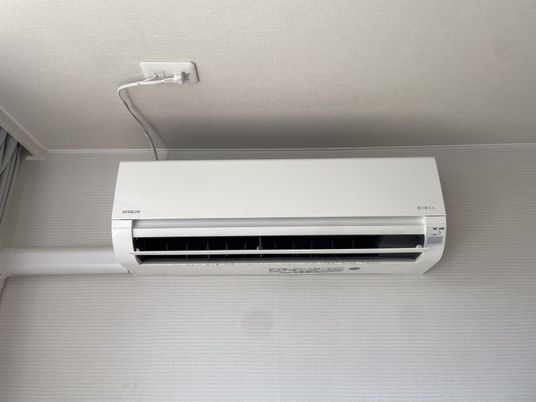 壁に設置された白い冷房装置