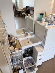 洗面台と収納のある居室