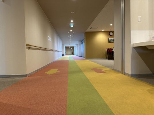 カラフルな廊下