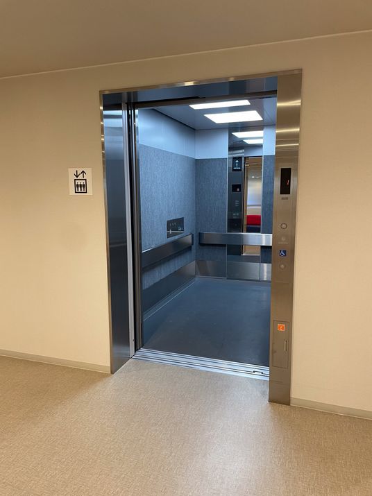 広々としたエレベーター