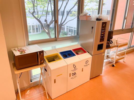 リサイクルボックスと窓際