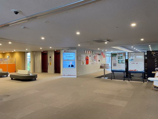 掲示物があるロビー