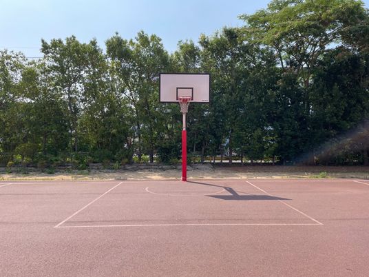 広場のバスケットボールコート