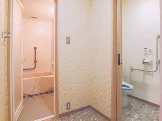 浴室とトイレが並ぶ空間  
