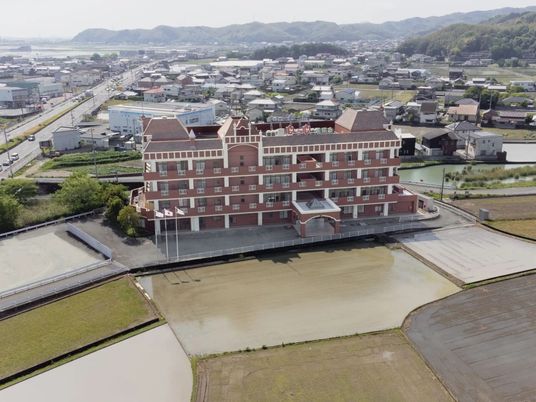 田園に建つ施設外観  