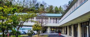 自然に囲まれた建物の外観