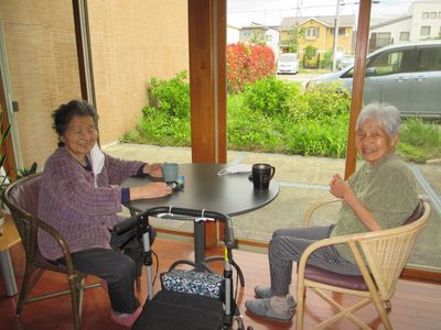 笑顔で会話する入居者様