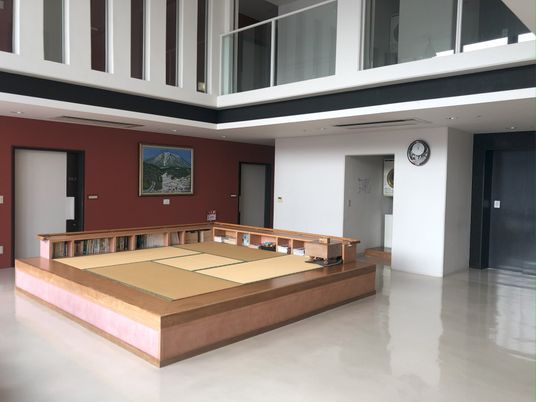 施設の和室と廊下