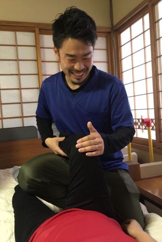 フレンドリーな介護士 居室 温かみのある和室で、介護士が笑顔で利用者のケアを行っています。リラックスできる和室です。