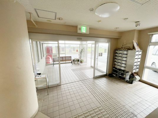 広々した明るいエントランス