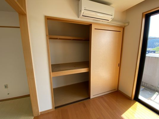 明るい居室の一角