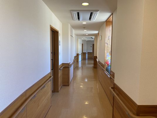 ゆとりある廊下の様子
