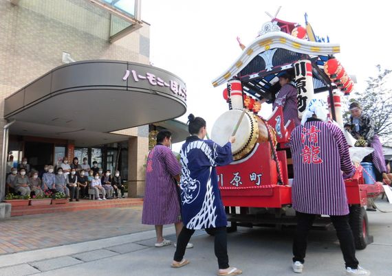 祭りの様子が庭