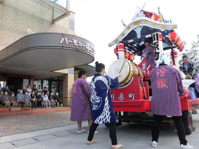 祭りの様子が庭 中庭 庭では地域の方々が集う祭りを開催。和やかな雰囲気の中で交流が生まれています。