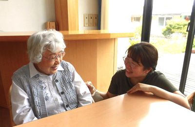 共有スペースでの優しい会話